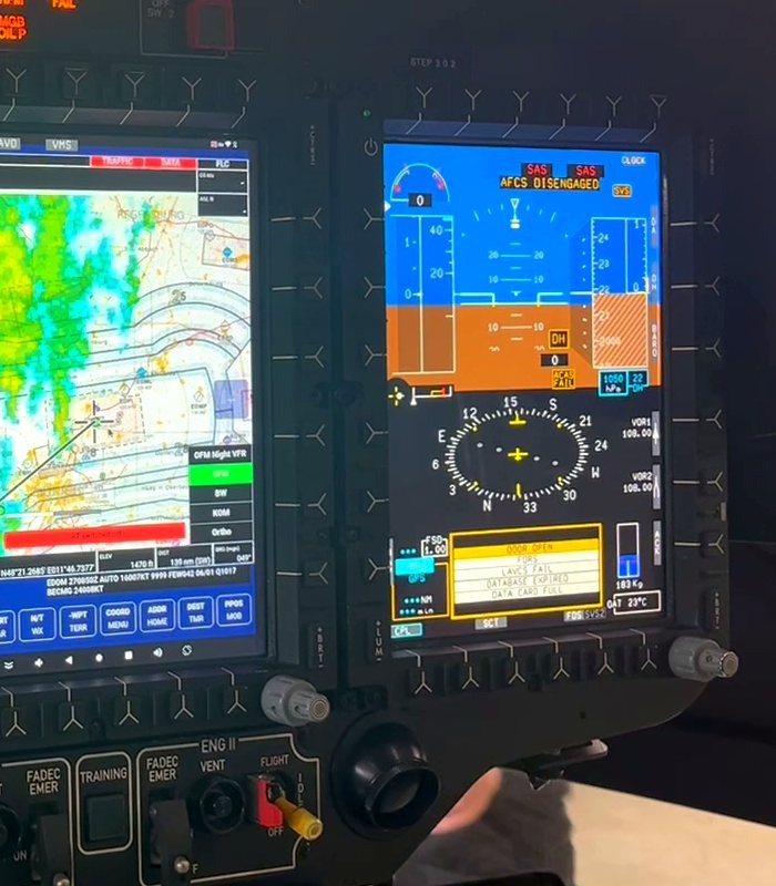 Helionix-Cockpit mit NavPad OG neben dem primaeren Fluginstrument. © ADAC Luftrettung / P. Himmelreich